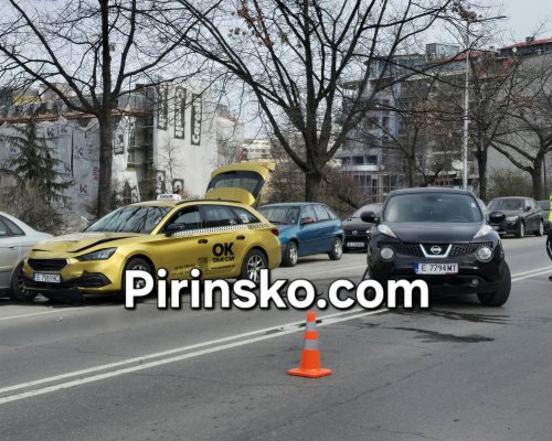 Пътен инцидент затруднява движението по ул.  Стамболийски  в Благоевград
