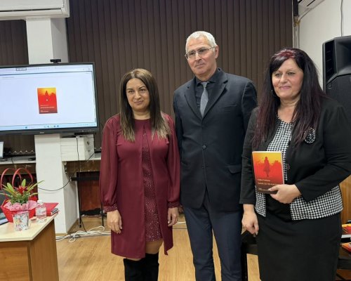 Писателката София Стойнева представи втората си книга  Качи се по-нагоре  в Благоевград