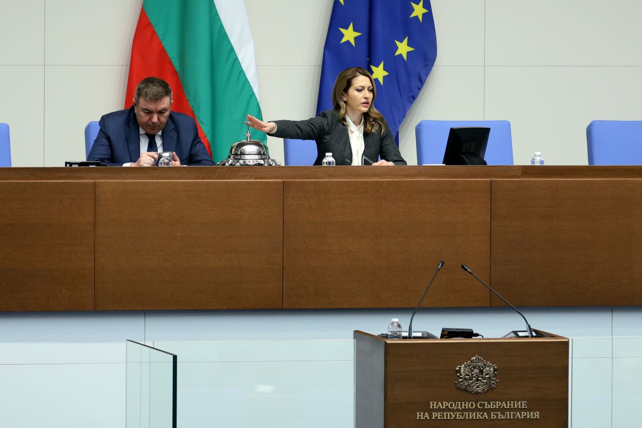 Председателят на парламента Рая Назарян закри последното редовно пленарно заседание на 51-вото Народно събрание Председателят на парламента Рая Назарян закри последното редовно пленарно заседание на 51-вото Народно събрание