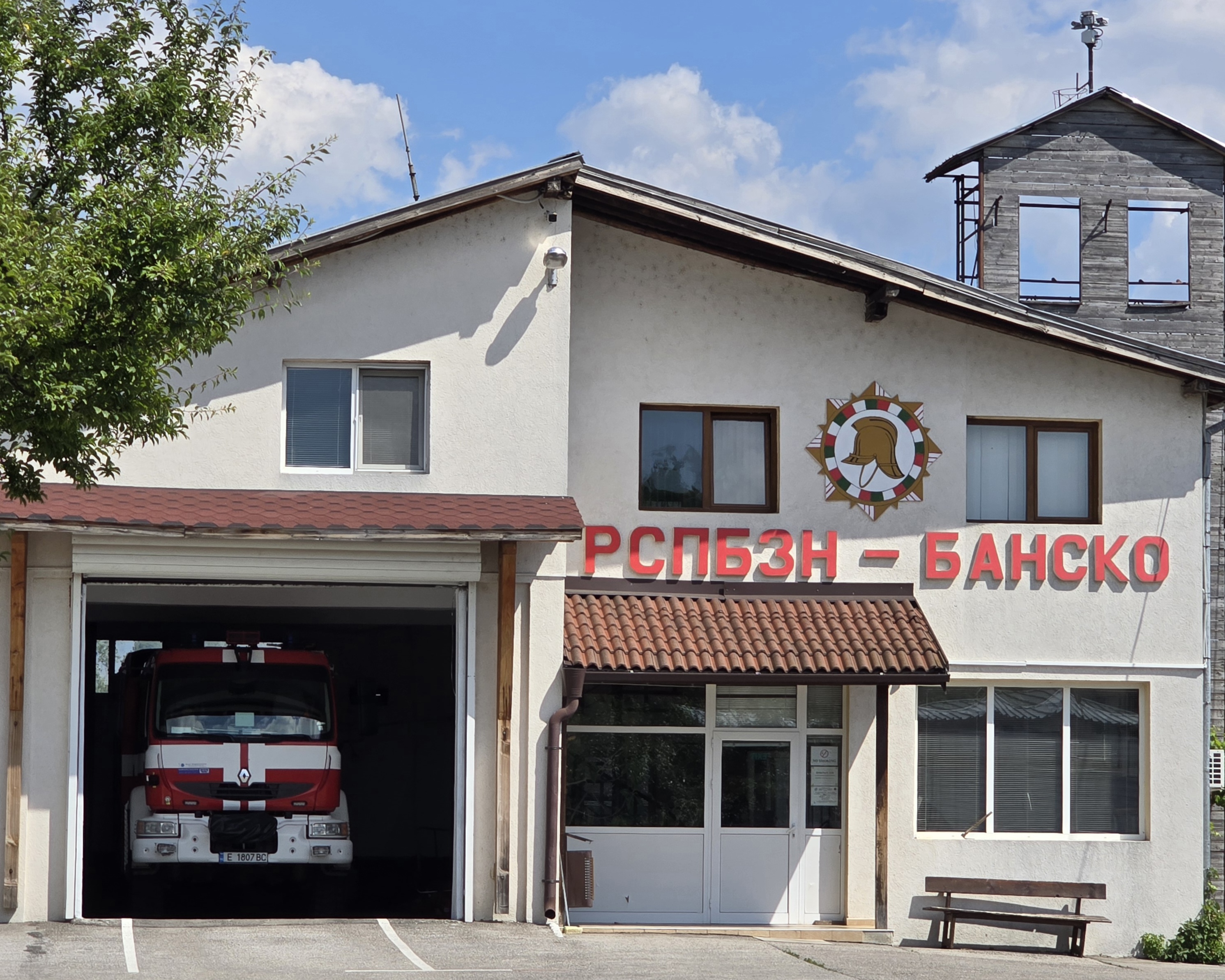 Къща пламна в Банско след самозапалване на комин тази нощ