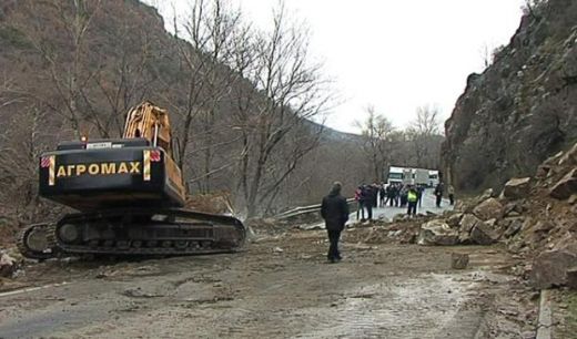 ВНИМАНИЕ ШОФЬОРИ! Повишена е опасността от падащи камъни в района на Кресненското дефиле, село Места и прохода Предел