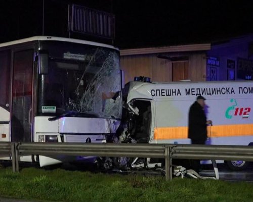 Тежка катастрофа с жертва между линейка и автобус