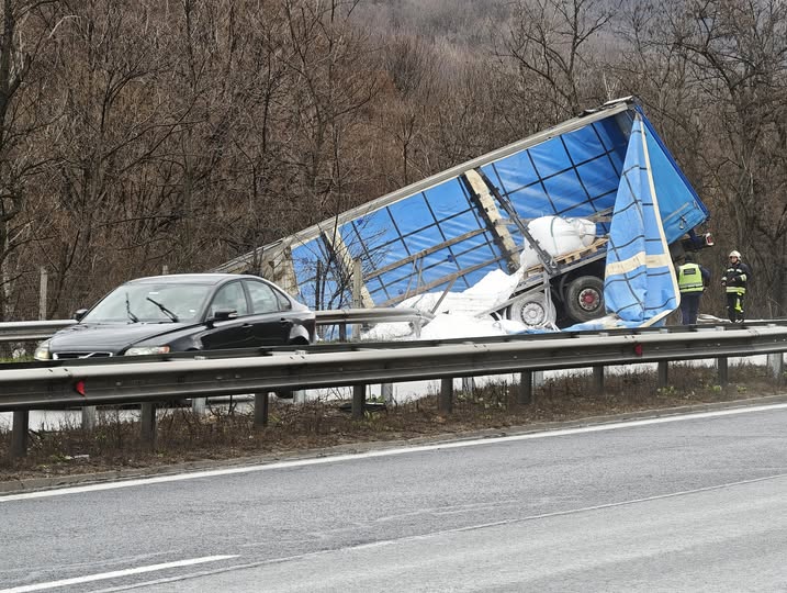 ТИР се обърна в канавката на км 56 на АМ Тракия ТИР се обърна в канавката на км 56 на АМ Тракия