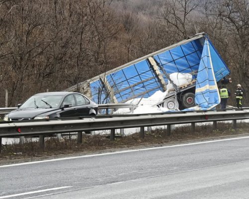 ТИР се обърна в канавката на км 56 на АМ Тракия