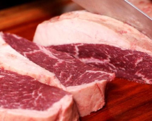 Разкриха схема за търговия с негодни хранителни продукти и чадър от институции