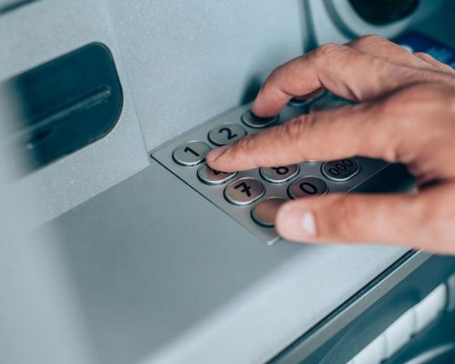 Пребиха благоевградчанин в дома му за 60 евро, принудиха го да изтегли от банкомат и останалите си 400