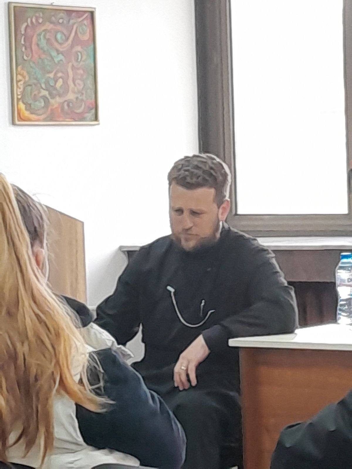 Отец Ангел с беседа пред ученици в Благоевград за вярата, живота и успеха