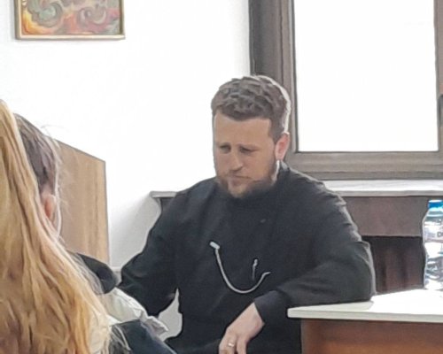 Отец Ангел с беседа пред ученици в Благоевград за вярата, живота и успеха