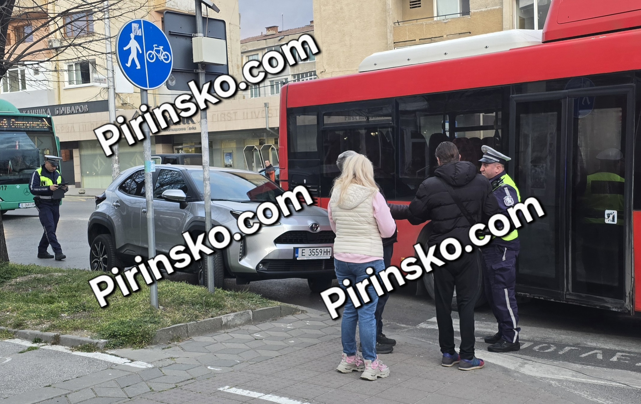 Автобус притисна джип на кръгово в Благоевград, задръстване в пиков час