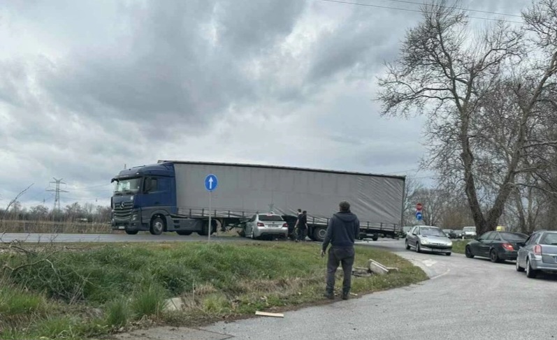 Младеж на 21 години е загинал при катастрофата между ТИР и лек автомобил край Садово