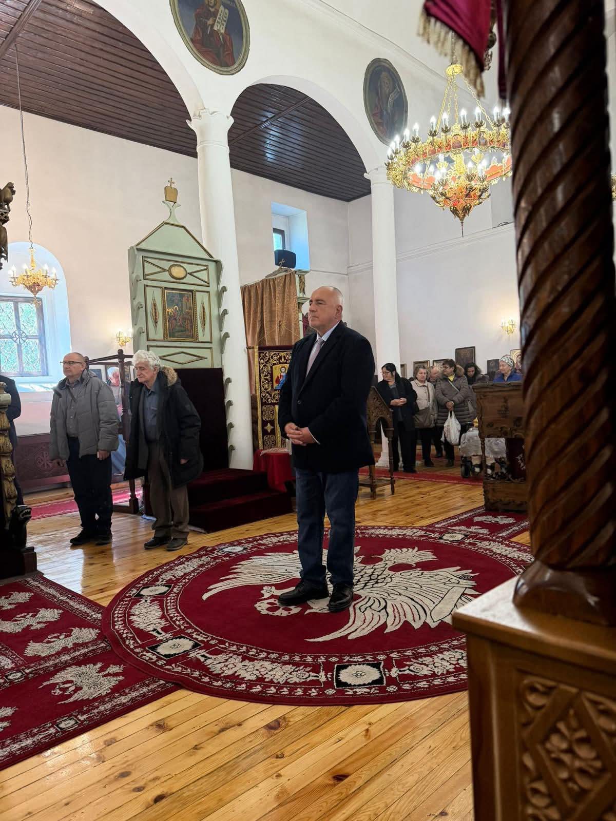 Бойко Борисов се поклони в храма Св. Димитър Солунски в Кюстендил на Благовещение Бойко Борисов се поклони в храма Св. Димитър Солунски в Кюстендил на Благовещение