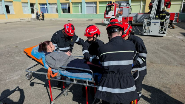 Евакуираха ученици от  горящо” училище в Благоевград по време на учение