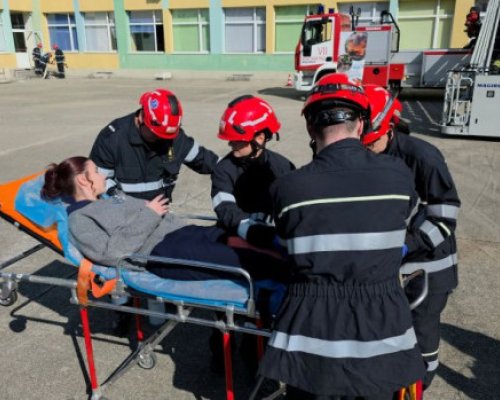 Евакуираха ученици от  горящо” училище в Благоевград по време на учение