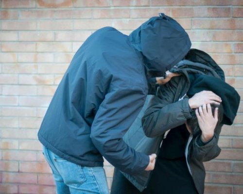 Обвиниха 18-годишен от Петрич, душил, удрял и заплашвал 15-годишни момчета за да ги ограби