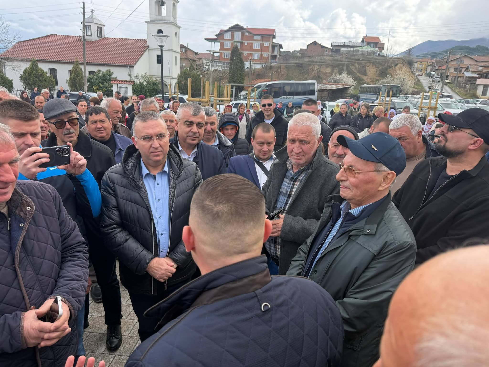 Ахмед Доган посети гоцеделчевското село Корница и почете жертвите от 1973 г.