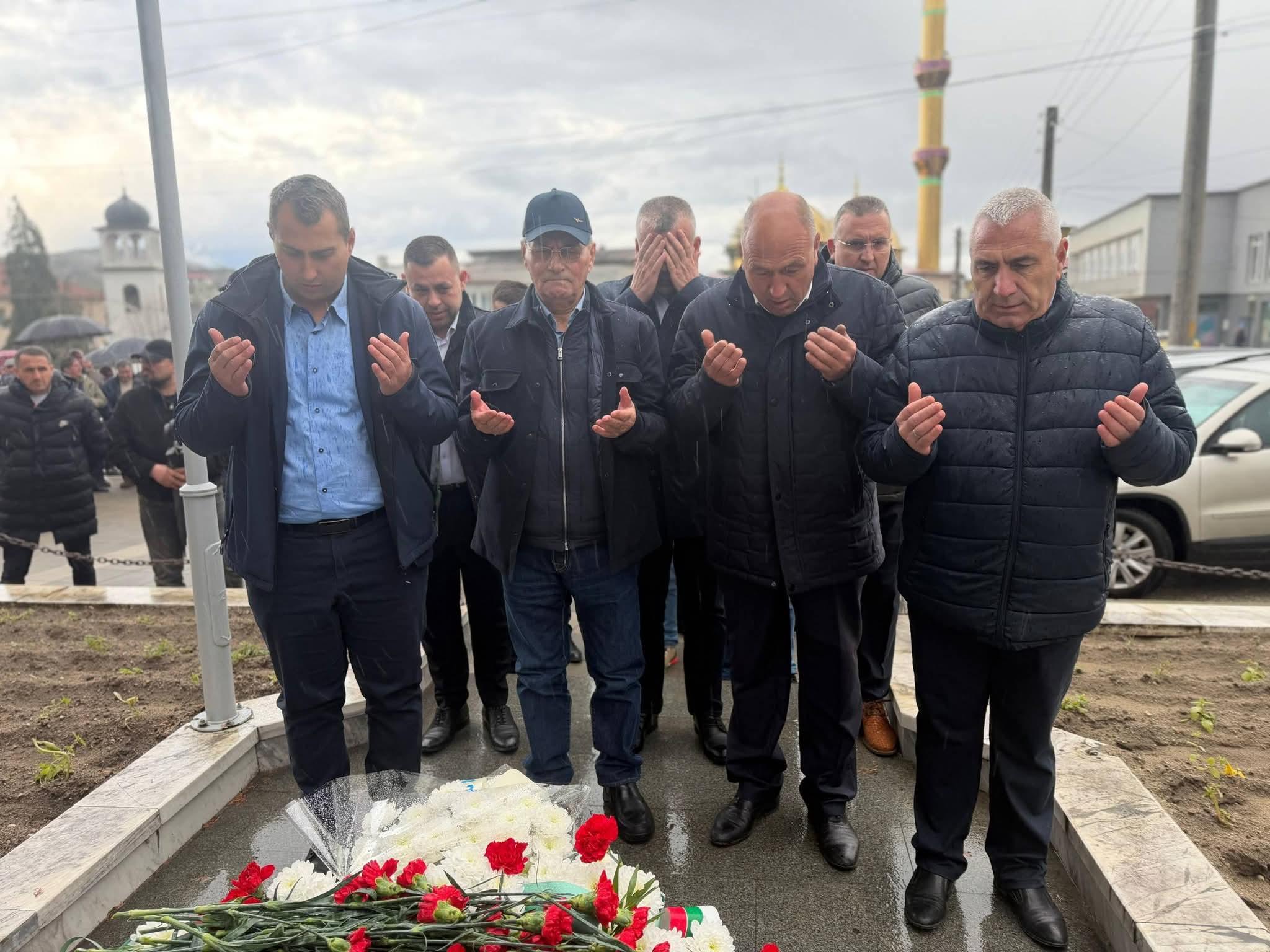 Ахмед Доган посети гоцеделчевското село Корница и почете жертвите от 1973 г.