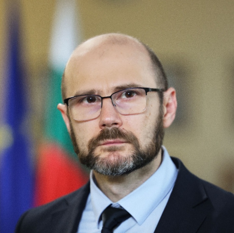 Mинистър Андрей Янкулов: Не съществува никакъв юридически проблем с назначаването на Андрей Гюров за служебен премиер Mинистър Андрей Янкулов: Не съществува никакъв юридически проблем с назначаването на Андрей Гюров за служебен премиер