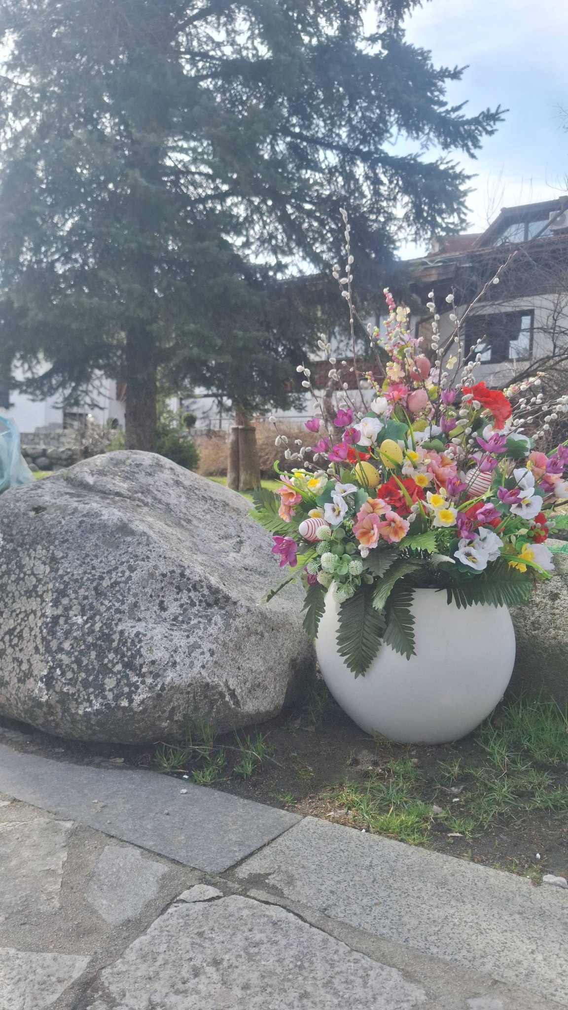 Великденска украса и пролетни цветя грейнаха в центъра на Банско за празниците