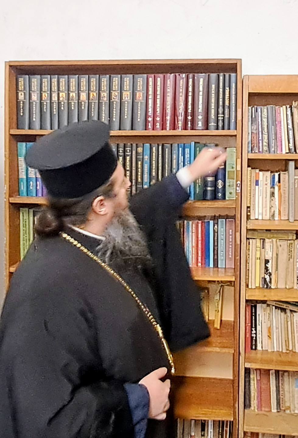 Свещеник Йоан Попов дари ценна православна литература на библиотеката в читалището на  Неделкова Гращица