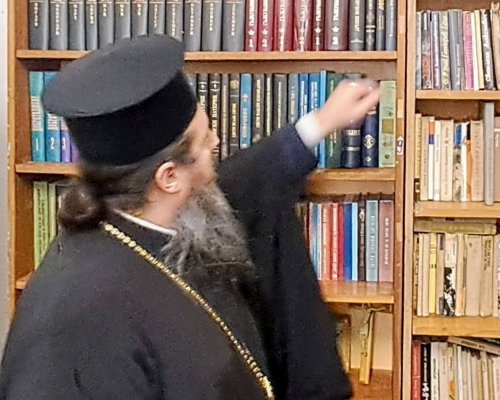 Свещеник Йоан Попов дари ценна православна литература на библиотеката в читалището на  Неделкова Гращица