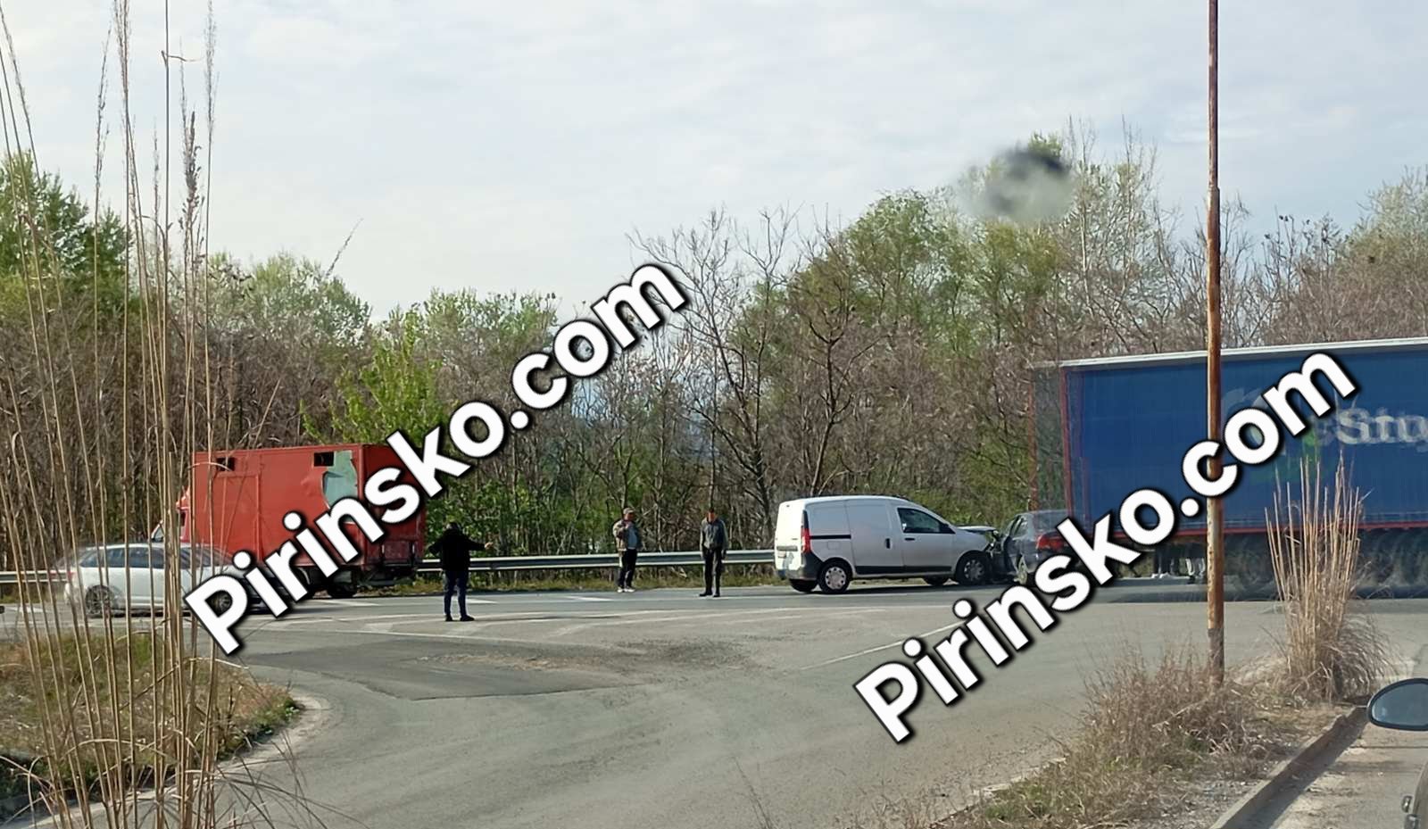 ВНИМАНИЕ ШОФЬОРИ! Пикап и лека кола се удариха на пътя между Петрич и Сандански
