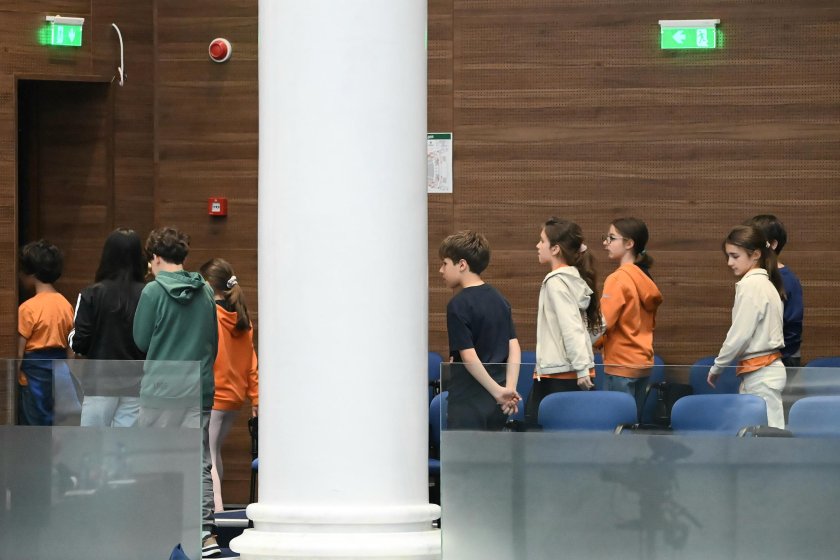АБСУРД: Вкараха невръстни деца да слушат в парламента за шестте трупа на Петрохан и Околчица