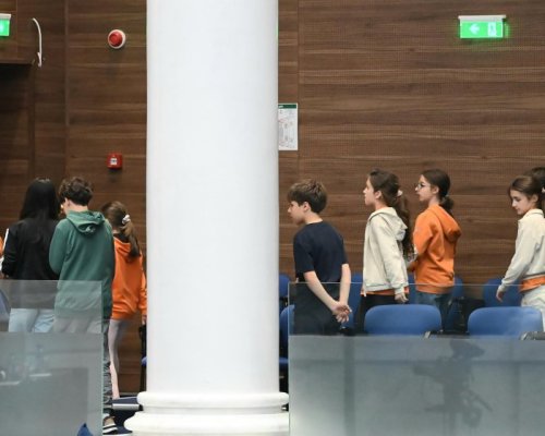АБСУРД: Вкараха невръстни деца да слушат в парламента за шестте трупа на Петрохан и Околчица