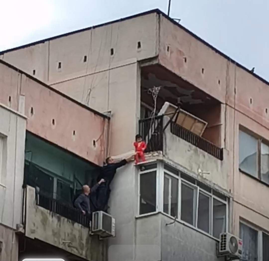 Ужас! 3-годишно дете без надзор в Ямбол висеше от тераса на 8-ия етаж, полицаи го спасиха ВИДЕО