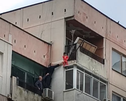 Ужас! 3-годишно дете без надзор в Ямбол висеше от тераса на 8-ия етаж, полицаи го спасиха ВИДЕО