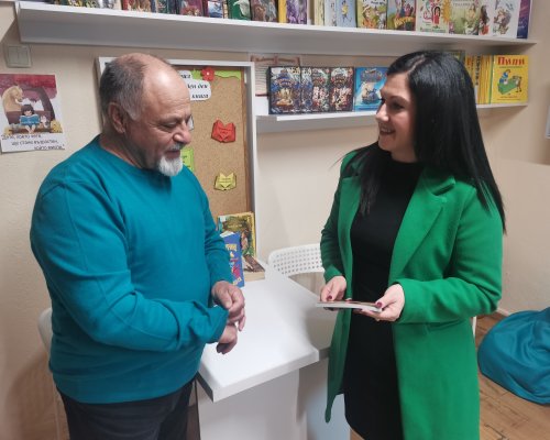 Гергана Орманлиева дари детски книги в библиотеката в Гоце Делчев