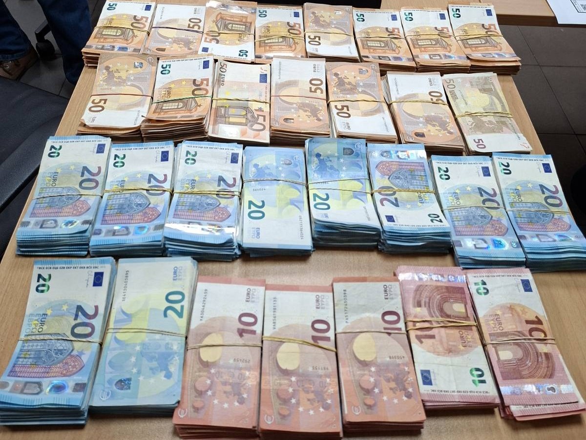 Акция срещу купения вот: 20 000 евро в кеш и агитационни материали открити в Поморие Акция срещу купения вот: 20 000 евро в кеш и агитационни материали открити в Поморие