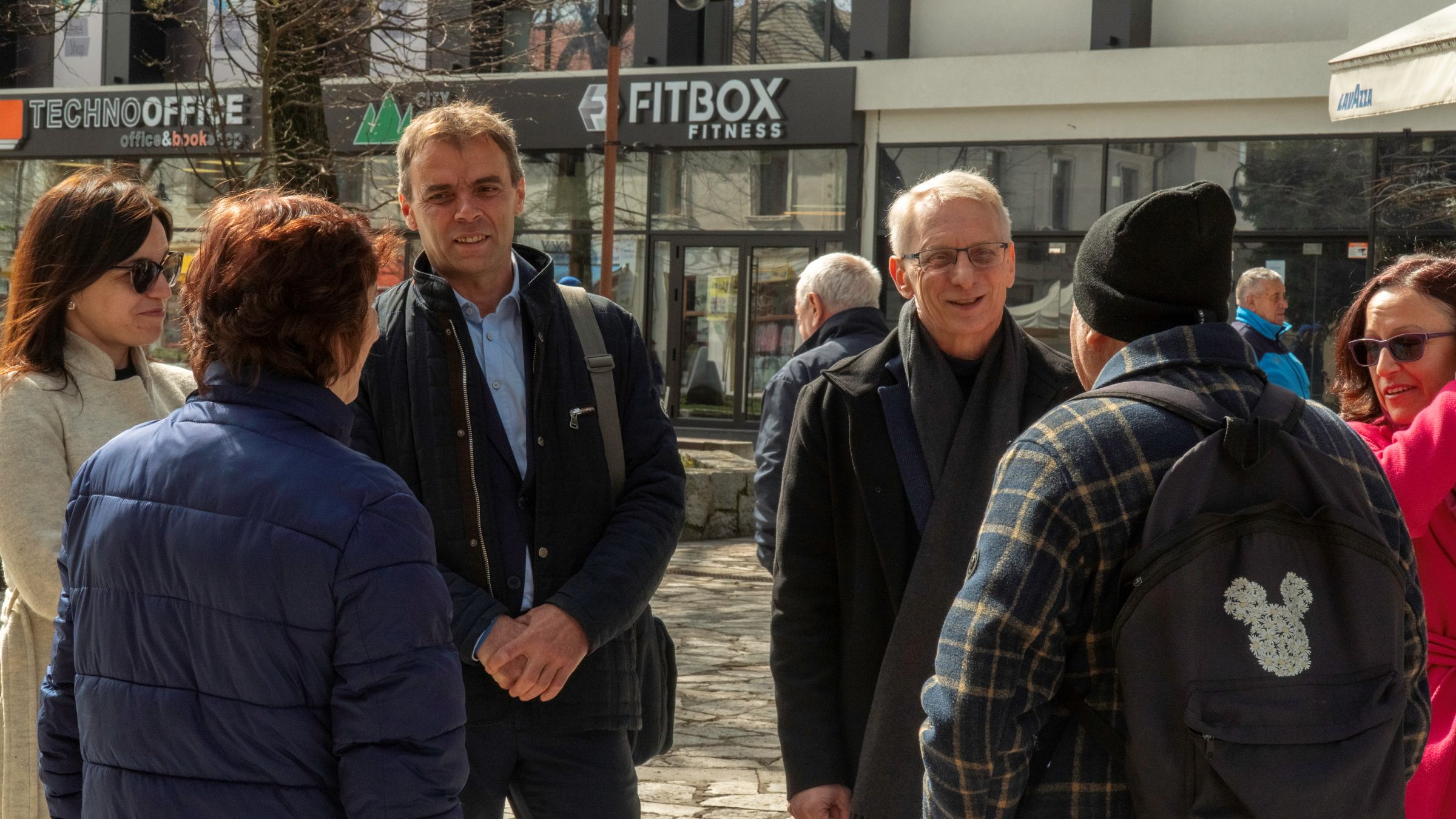 Повече линейки, хеликоптери и лекари, но само ако не се краде от здравеопазването Повече линейки, хеликоптери и лекари, но само ако не се краде от здравеопазването