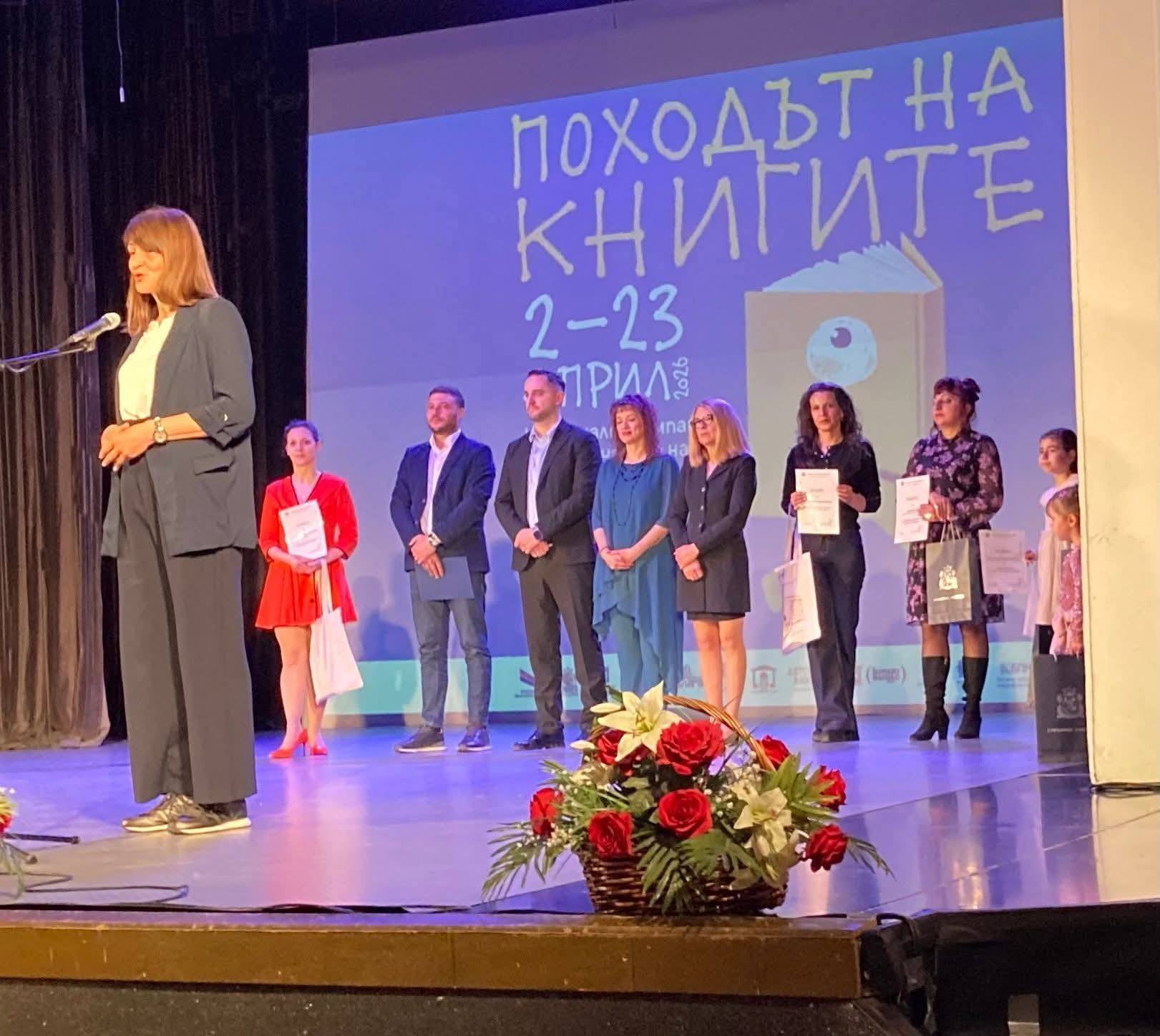 Петокласници в Белица се завърнаха с награди от впечатляващото им представяне в Походът на книгата Петокласници в Белица се завърнаха с награди от впечатляващото им представяне в Походът на книгата