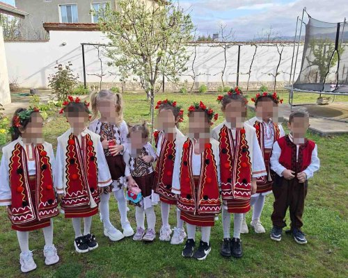 Малки лазарки създадоха емоция и празнично насторение в Струмяни