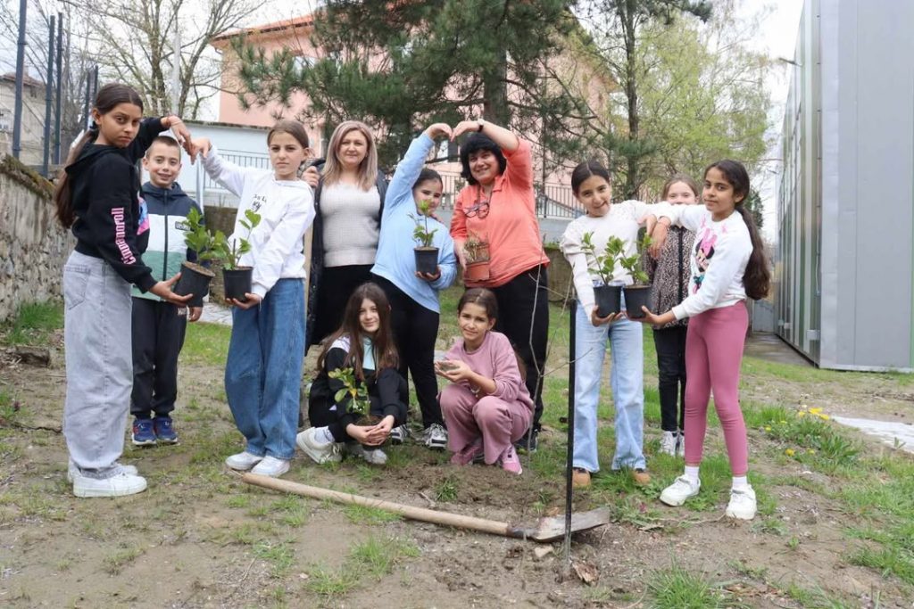 Ученици засадиха дръвчета и билки в двора на училището в Крупник Ученици засадиха дръвчета и билки в двора на училището в Крупник
