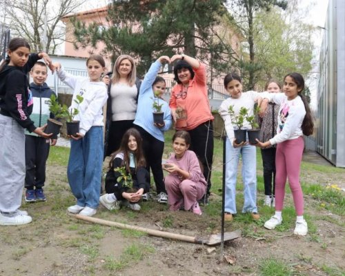 Ученици засадиха дръвчета и билки в двора на училището в Крупник