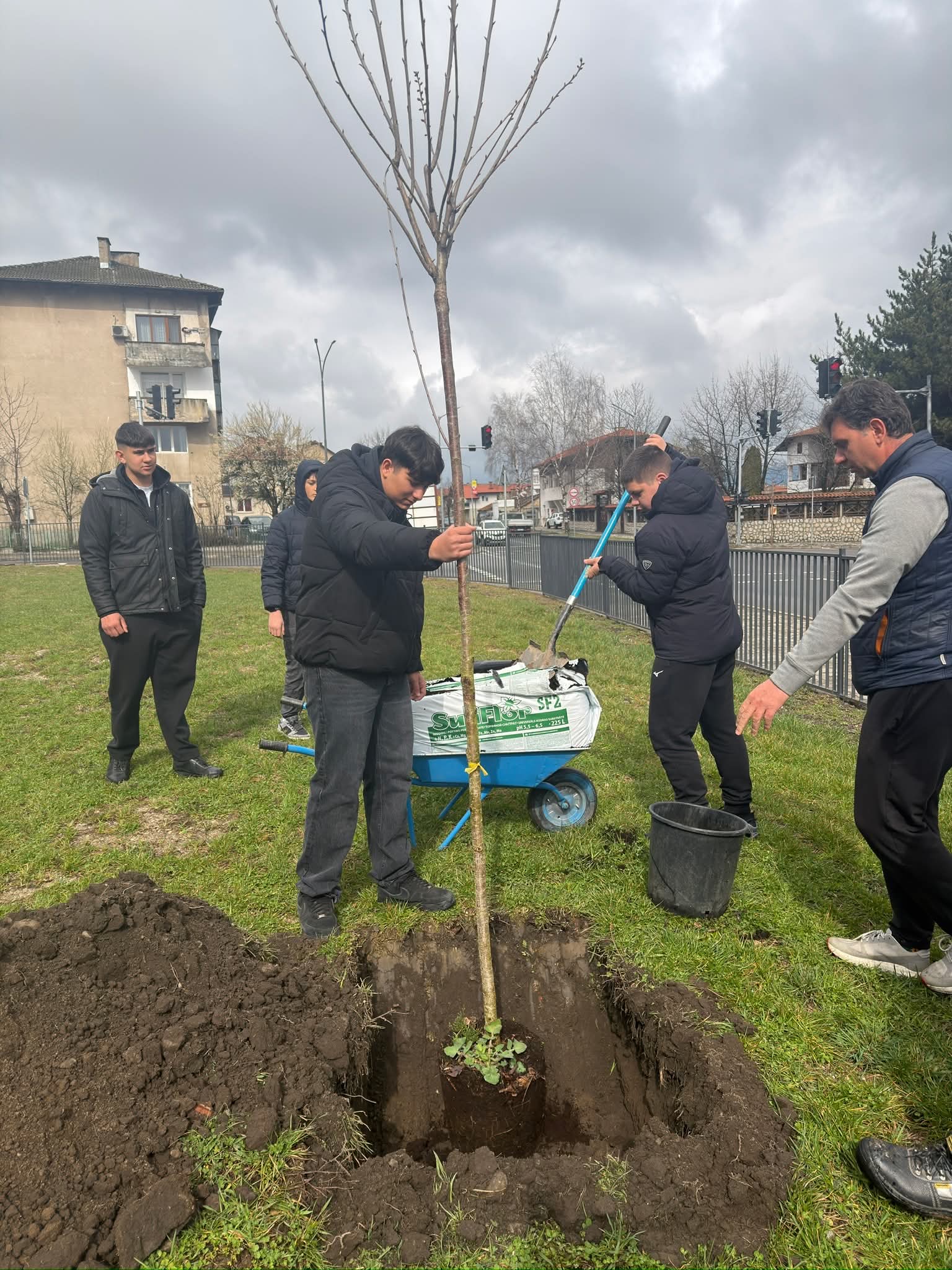 Инициатива за облагородяване на училищния двор в ПГЕЕ Банско