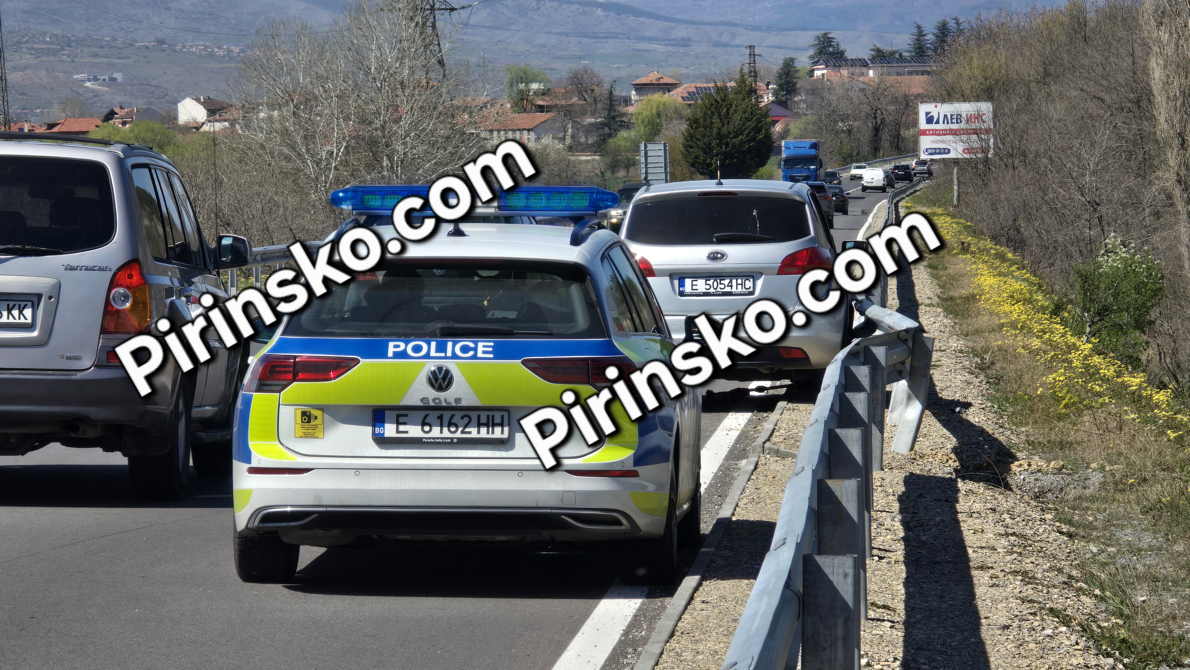 Автомобил самокатастрофира на входа на Благоевград, жена пострада