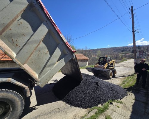 Община Дупница започна изкърпването на дупки в селата
