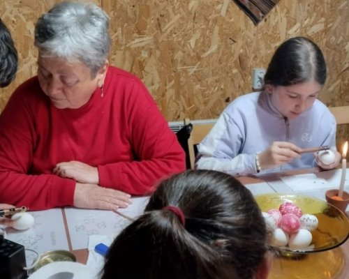 Деца в Банско научиха тайните билки за боядисване на великденски яйца
