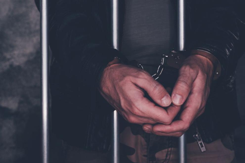 Блудство с непълнолетни момичета в автобус в Перник, задържаха 63-годишен мъж Блудство с непълнолетни момичета в автобус в Перник, задържаха 63-годишен мъж