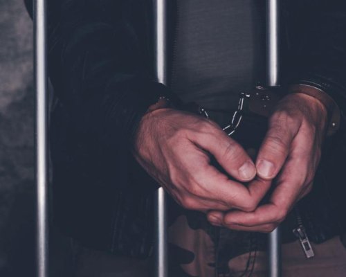 Блудство с непълнолетни момичета в автобус в Перник, задържаха 63-годишен мъж