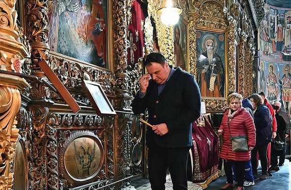 Премахват опасни тополи по пътя към Рилския манастир след инициатива на Златарски от ДПС Премахват опасни тополи по пътя към Рилския манастир след инициатива на Златарски от ДПС