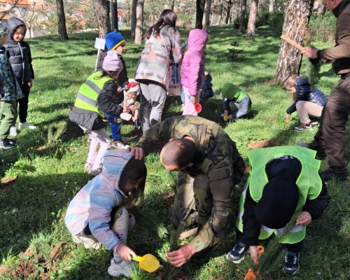 Деца засадиха дръвчета в парка в Гоце Делчев