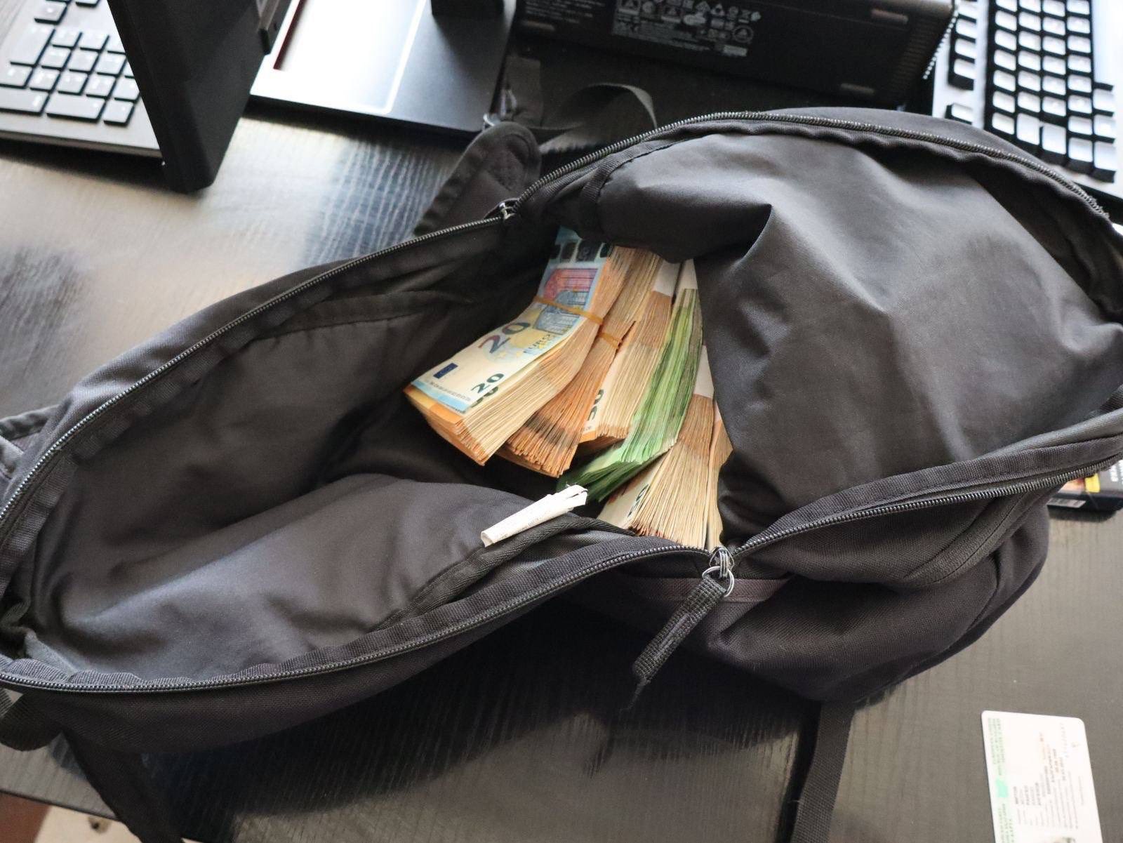 Главсекът Г. Кандев: Двама мъже са задържани в Пловдив с 90 000 евро за купуване на гласове Главсекът Г. Кандев: Двама мъже са задържани в Пловдив с 90 000 евро за купуване на гласове