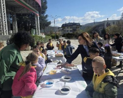 Великденска магия на площада в Симитли