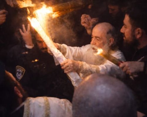 Чудото се случи! Благодатният огън слезе на Божи гроб в Йерусалим