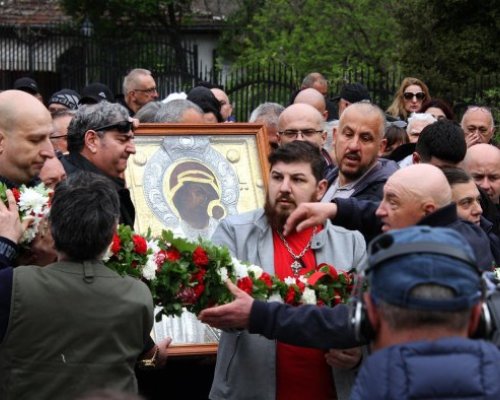 Вярващи последваха чудотворната икона на Света Богородица от Бачковския манастир