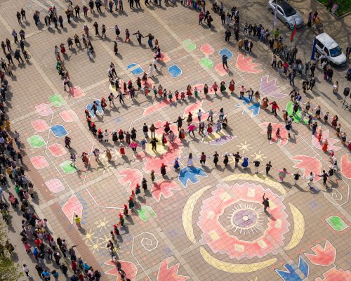 Жители и гости на Кюстендил се обединиха в Благотворително великденско хоро в подкрепа на Бенджи