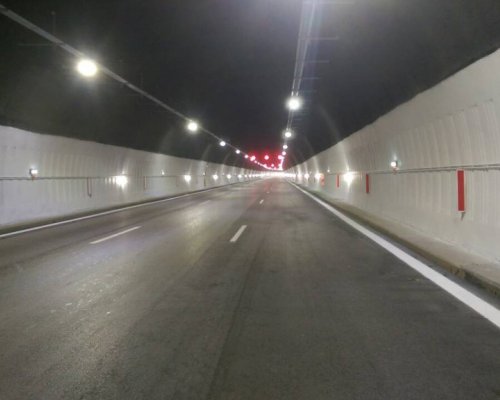 Шофьор на камион умишлено спря в тръбата за София на тунел  Витиня  на АМ  Хемус  и затрудни движението